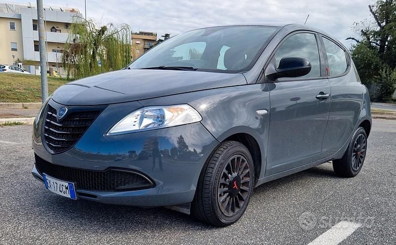 Usata Lancia Ypsilon 69 CV (50 kW) 2015 Grigio Utilitaria