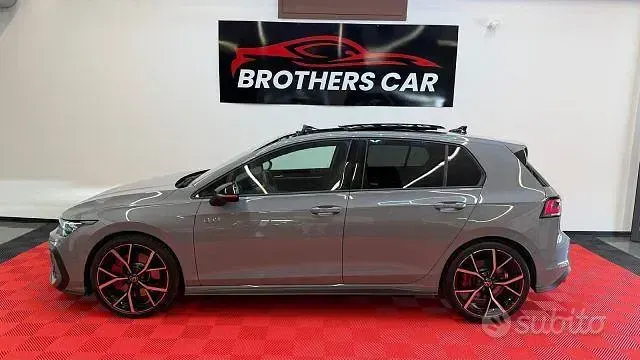 Usata VW Golf VIII GTI 265 CV (194 kW) 2024 Grigio Berlina