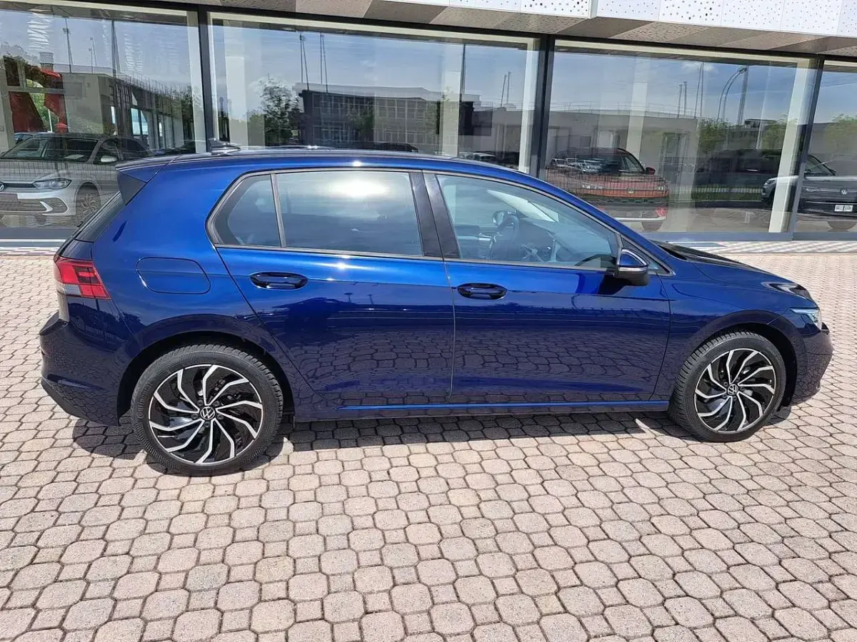 Usata VW Golf VIII Life 110 CV (80 kW) 2023 Blu/azzurro Berlina