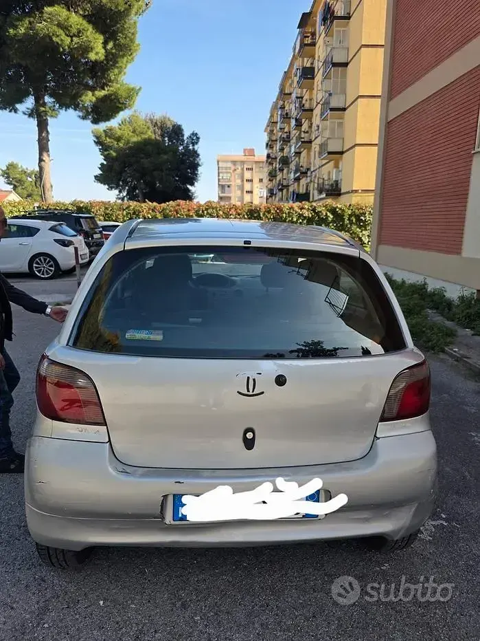 Usata Toyota Yaris 68 CV (50 kW) 2002 Grigio Berlina