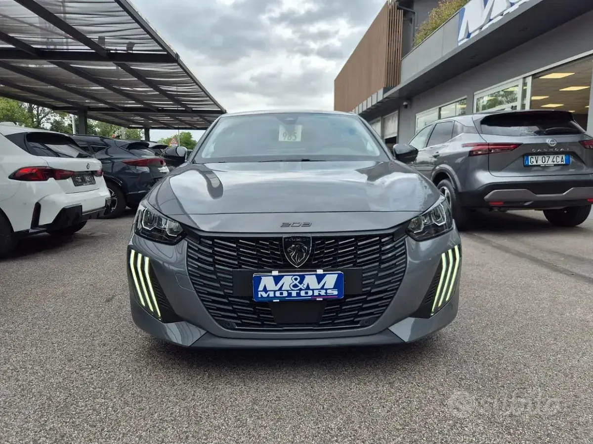 Usata Peugeot 208 Allure 101 CV (74 kW) 2025 Grigio Utilitaria