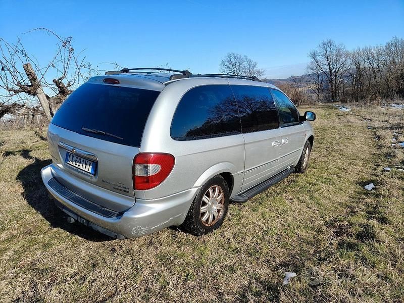 Usata Chrysler Grand Voyager 150 CV (110 kW) 2005 Grigio Monovolume