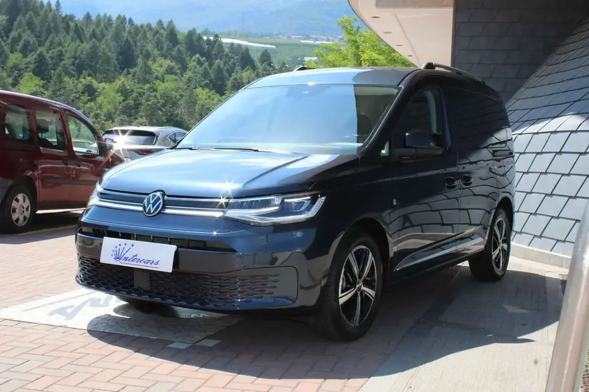Usata VW Caddy Style 114 CV (83 kW) 2024 Blu/azzurro Monovolume