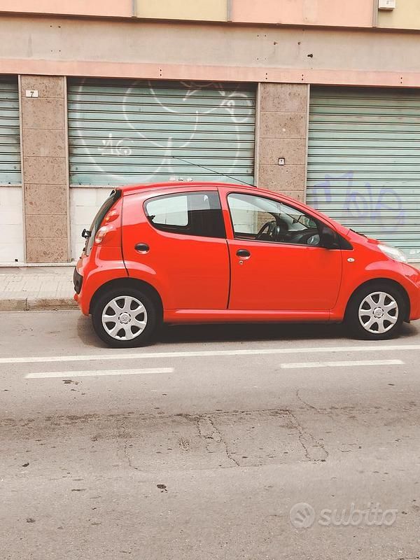 Usata Peugeot 107 68 CV (50 kW) 2011 Rosso Utilitaria