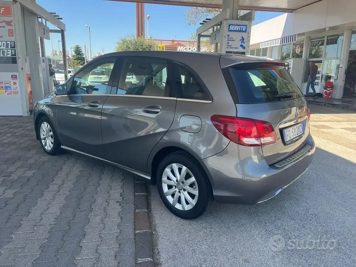Begagnad Mercedes B160 Executive 90 HK (66 kW) 2016 Grå Minibuss