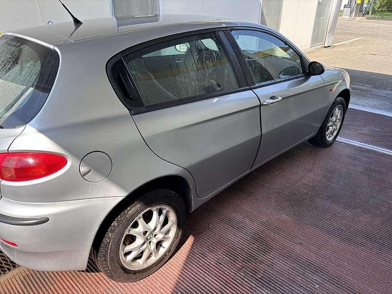 Usata Alfa Romeo 2000 Distinctive 140 CV (102 kW) 2003 Grigio Berlina