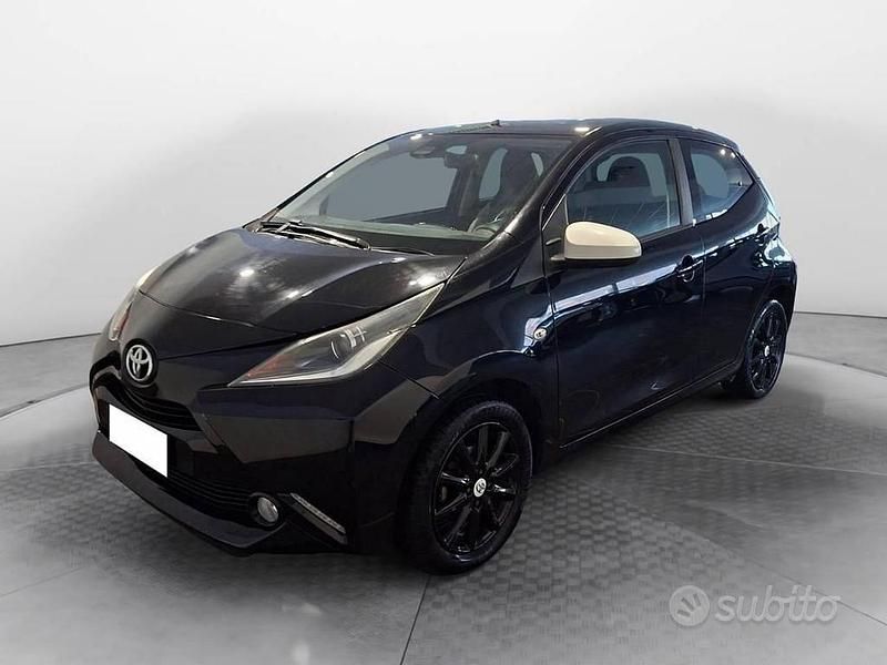 Usata Toyota Aygo Cool 69 CV (50 kW) 2017 Argento Utilitaria