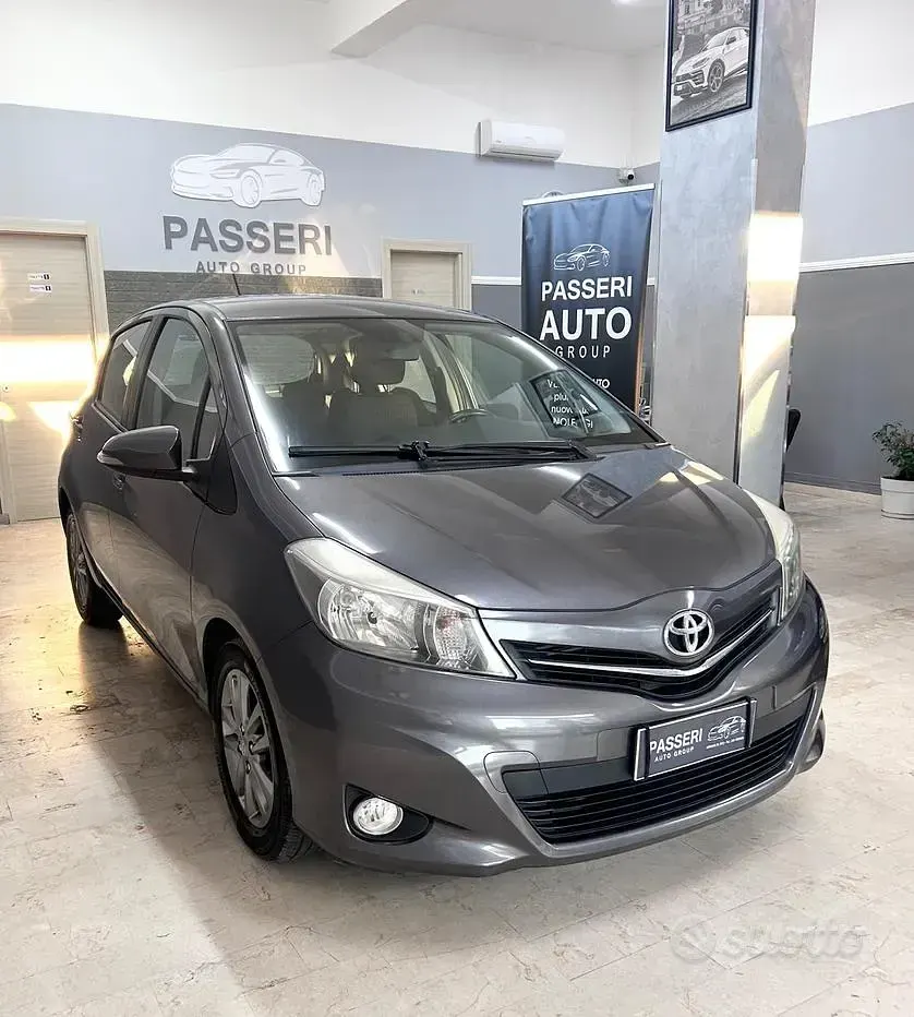 Usata Toyota Yaris Style 90 CV (66 kW) 2014 Grigio Utilitaria