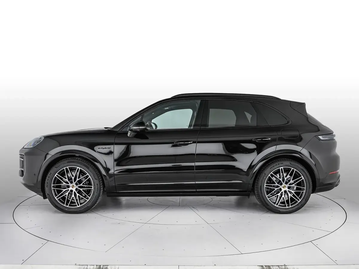 Nuova Porsche Cayenne Black Edition 2026 Nero cromite metallizzato SUV