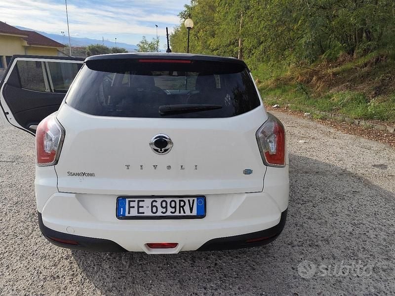 Usata Ssangyong (KGM) Tivoli 128 CV (94 kW) 2016 Bianco SUV