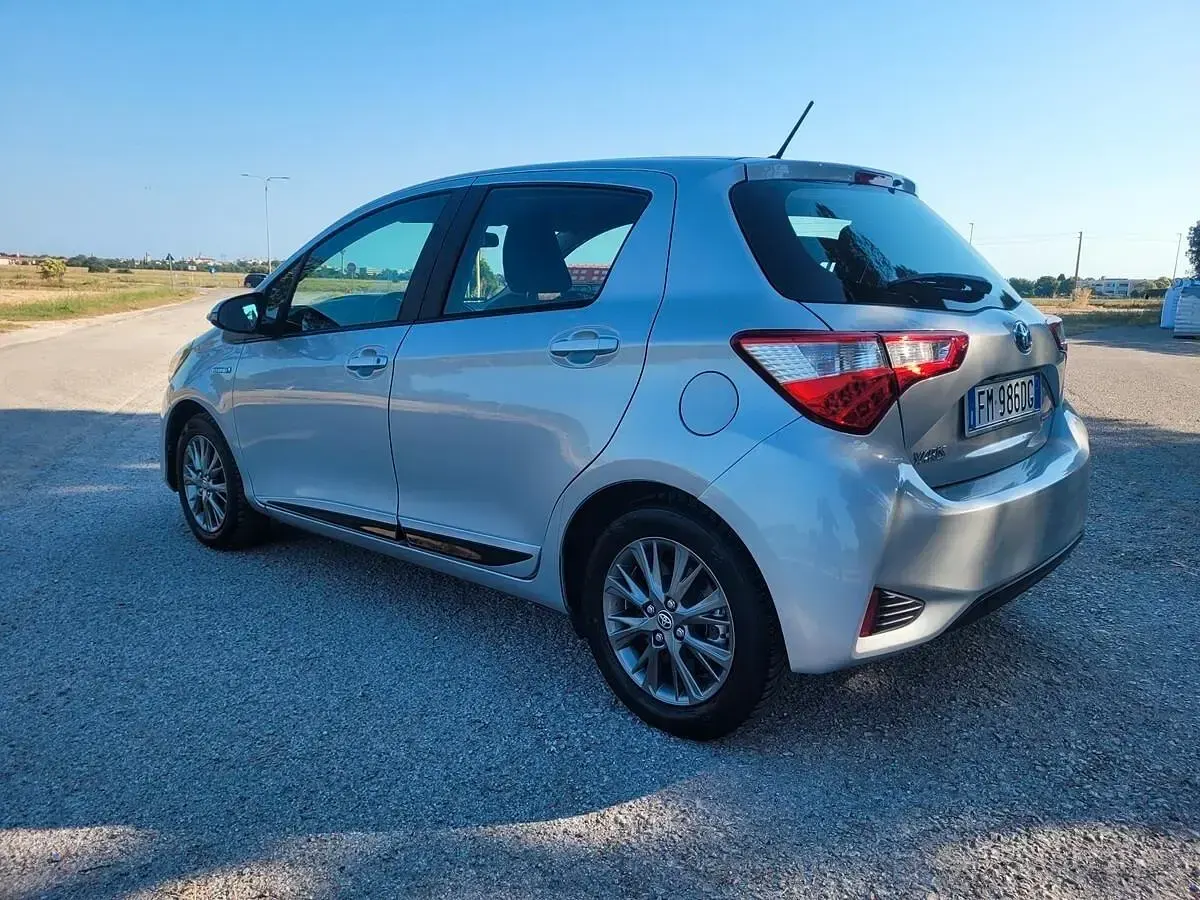 Usata Toyota Yaris Hybrid Active 73 CV (53 kW) 2017 Grigio Berlina