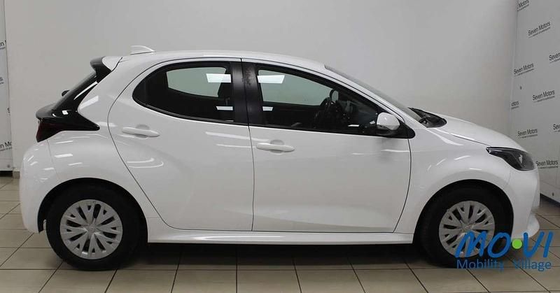 Usata Toyota Yaris Hybrid Active 116 CV (85 kW) 2022 Bianco Utilitaria
