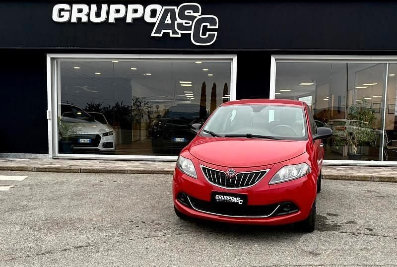 Usata Lancia Ypsilon Gold 70 CV (51 kW) 2022 Rosso Utilitaria