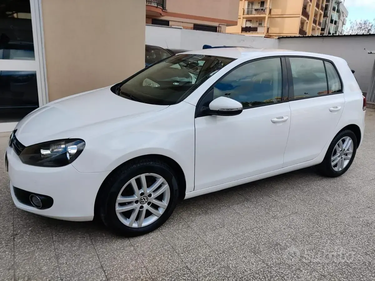 Usata VW Golf VI Trendline 105 CV (77 kW) 2010 Bianco Utilitaria