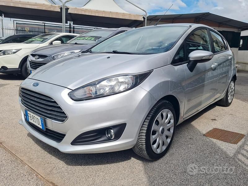 Usata Ford Fiesta 60 CV (44 kW) 2015 Grigio Berlina
