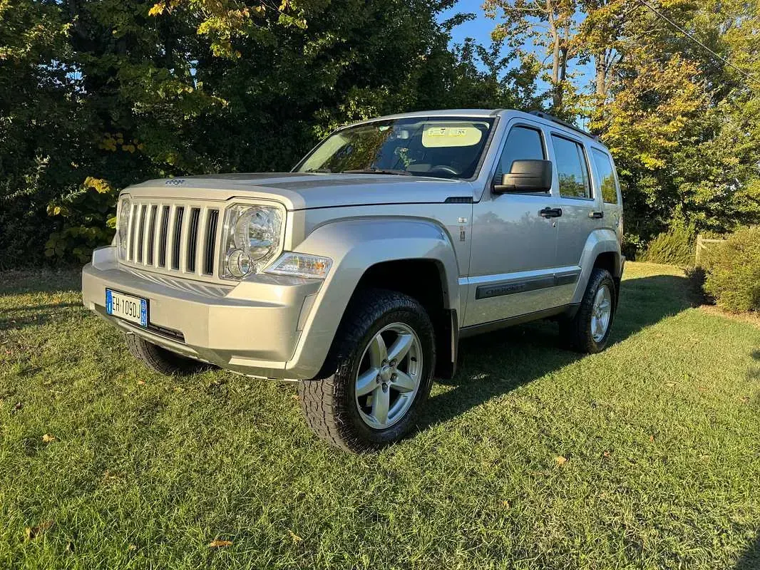 Usata Jeep Cherokee Sport 200 CV (147 kW) 2012 Argento SUV