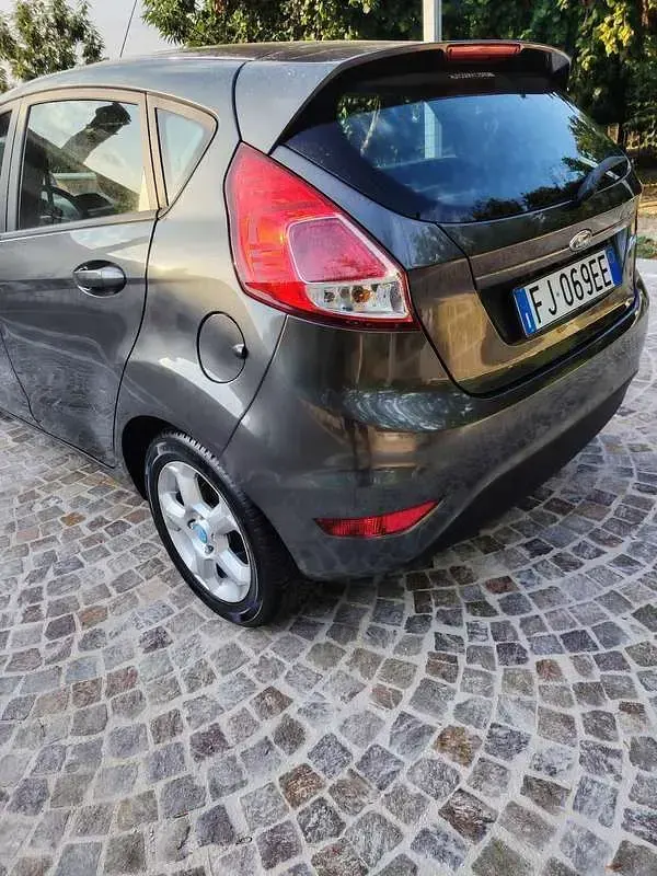 Usata Ford Fiesta Business Edition 75 CV (55 kW) 2017 Grigio Utilitaria