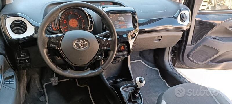 Nero Usata 2017 Toyota Aygo Due volumi | 7500 € (Buon prezzo) - Immagine 1/4