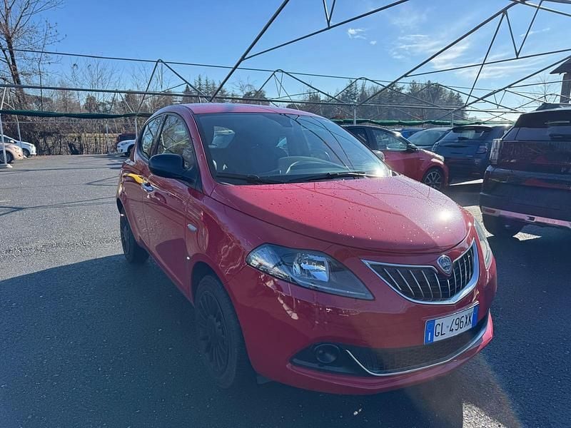 Usata Lancia Ypsilon Silver 69 CV (50 kW) 2023 Rosso Utilitaria
