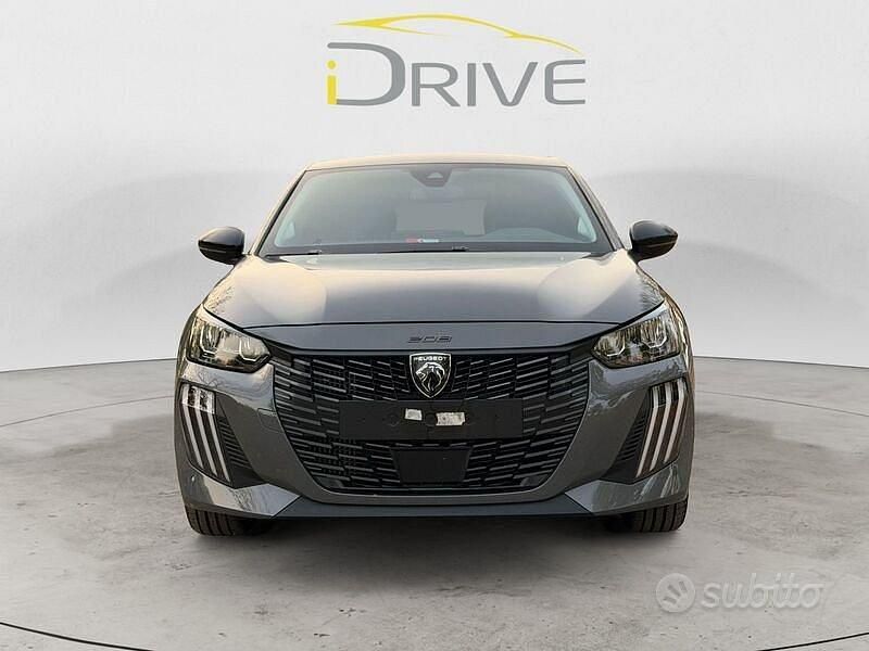 Usata Peugeot 208 Allure 101 CV (74 kW) 2024 Grigio Utilitaria
