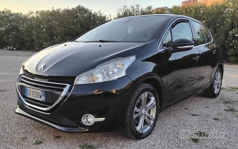 Usata Peugeot 208 Active 68 CV (50 kW) 2014 Nero Utilitaria