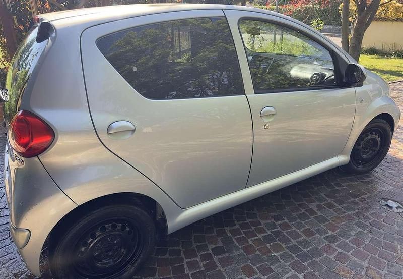 Usata Toyota Aygo 69 CV (50 kW) 2006 Argento Utilitaria