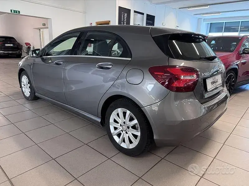 Usata Mercedes A180 Business 109 CV (80 kW) 2016 Grigio Berlina