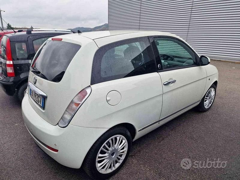 Usata Lancia Ypsilon 78 CV (57 kW) 2010 Bianco pastello Utilitaria
