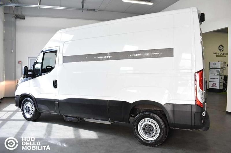 Usata Iveco Daily 136 CV (100 kW) 2022 Bianco Furgone