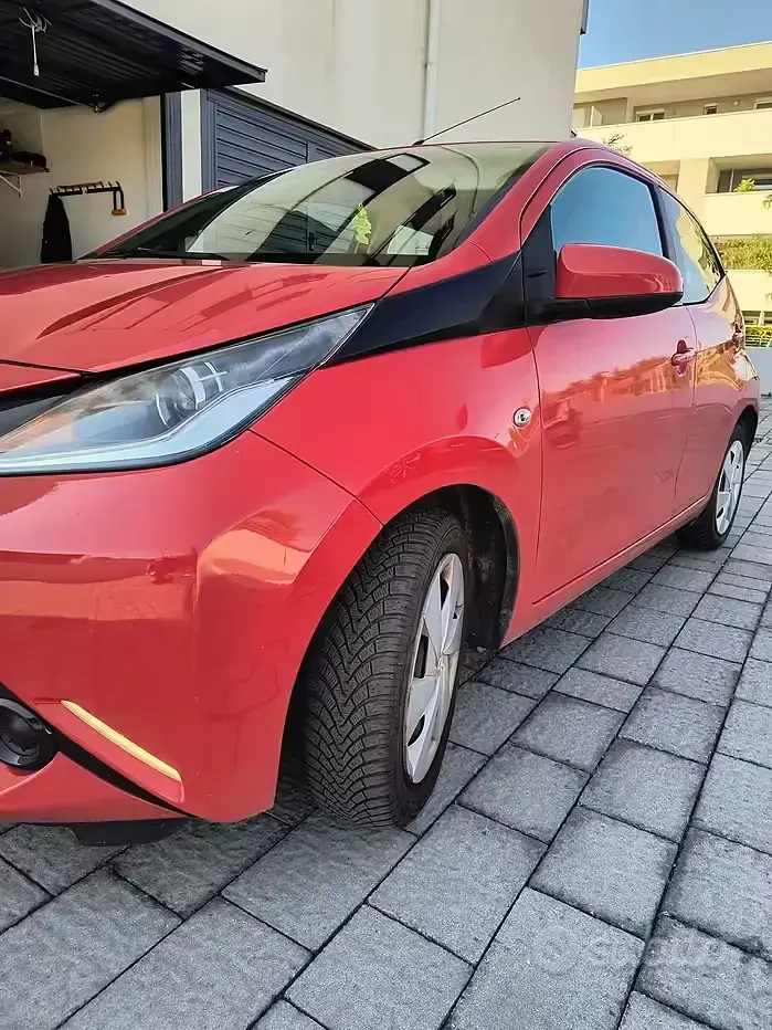 Usata Toyota Aygo 69 CV (50 kW) 2017 Rosso Utilitaria