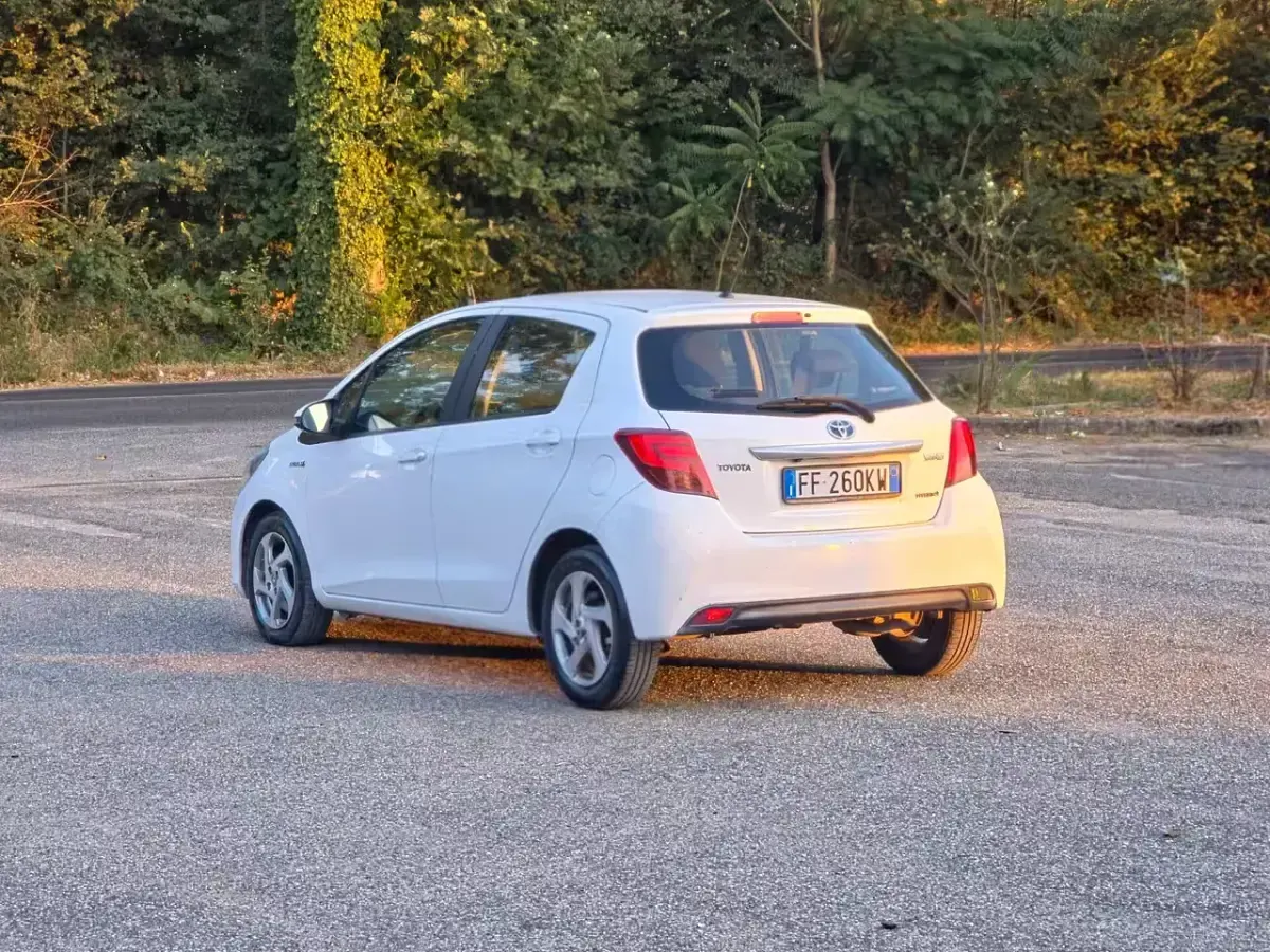 Usata Toyota Yaris Hybrid Active 73 CV (53 kW) 2016 Bianco Berlina