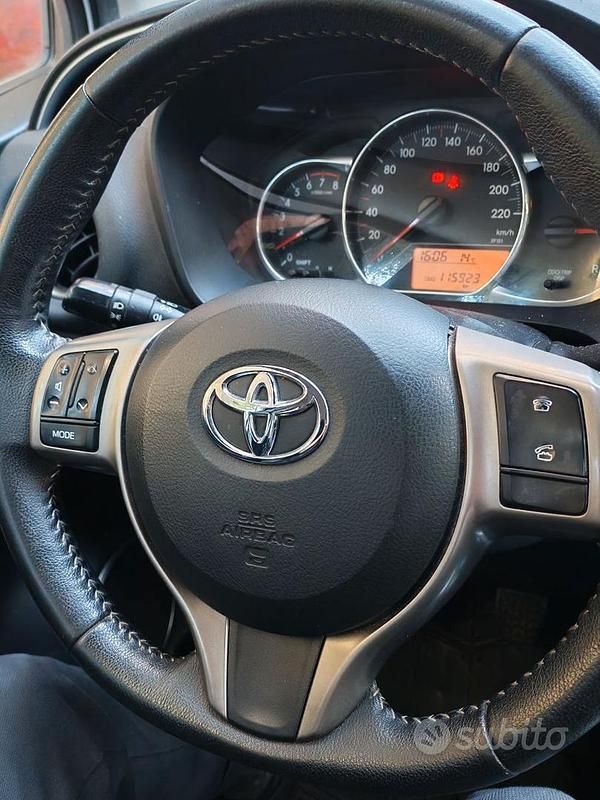 Begagnad Toyota Yaris 69 HK (50 kW) 2014 Vit Halvkombi