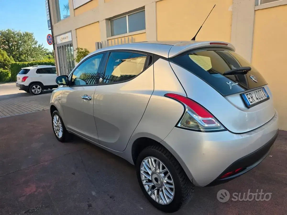 Usata Lancia Ypsilon 80 CV (58 kW) 2014 Grigio Utilitaria