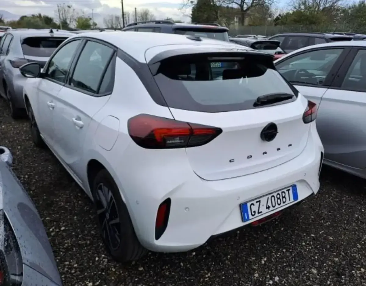 Usata Opel Corsa 101 CV (74 kW) 2024 Grigio / metallizzato Berlina