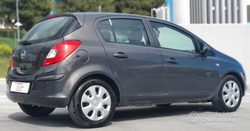 Usata Opel Corsa 85 CV (62 kW) 2013 Grigio Berlina