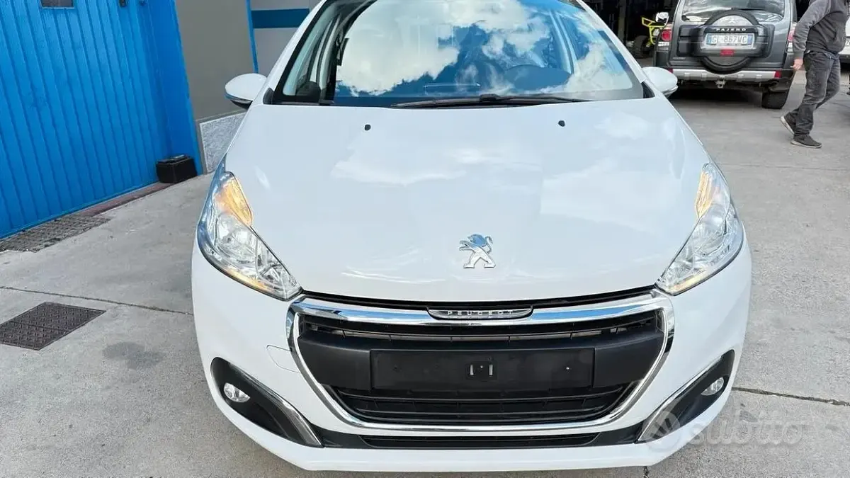 Gebraucht Peugeot 208 Active 75 PS (55 kW) 2018 Weiß Kleinwagen