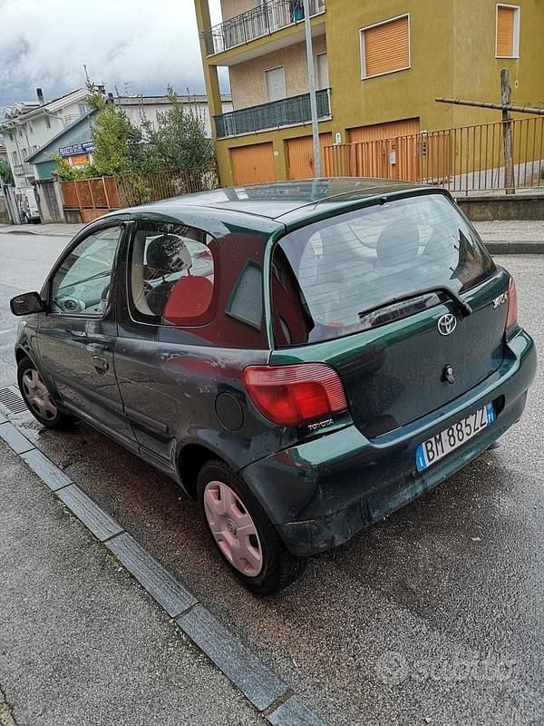 Usata Toyota Yaris 68 CV (50 kW) 2000 Verde Berlina