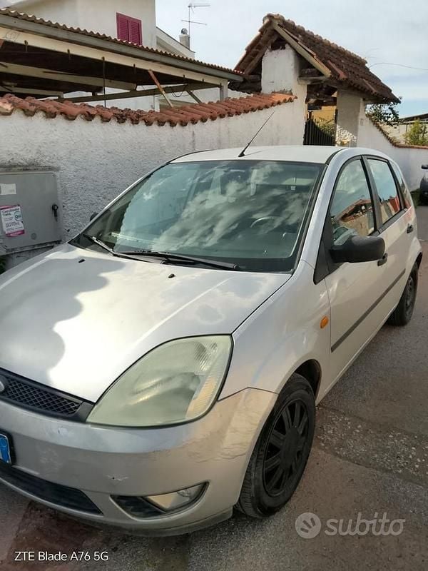 Usata Ford Fiesta 68 CV (50 kW) 2003 Grigio Utilitaria