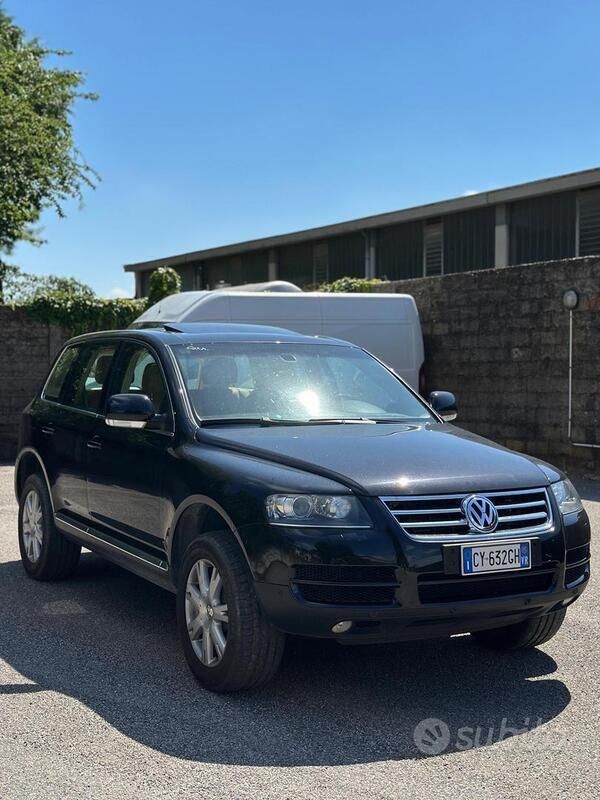 Nero Usata 2005 VW Touareg SUV | 8300 € (Molto cara) - Immagine 1/4