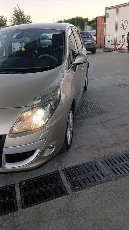 Usata Renault Scénic III Luxe 110 CV (80 kW) 2010 Oro Monovolume