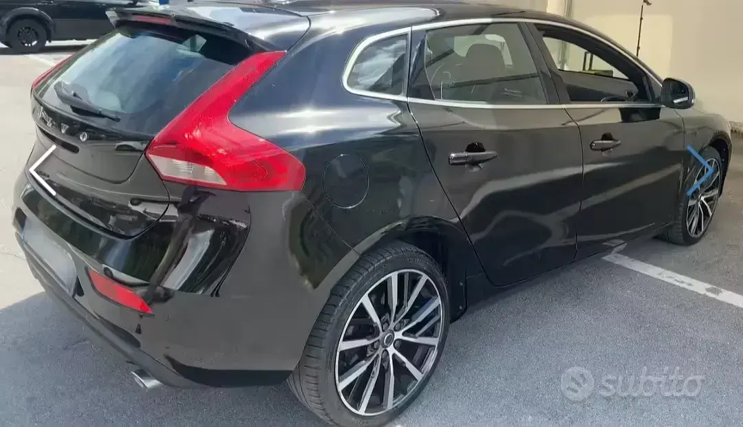 Usata Volvo V40 Inscription 190 CV (139 kW) 2018 Nero Berlina