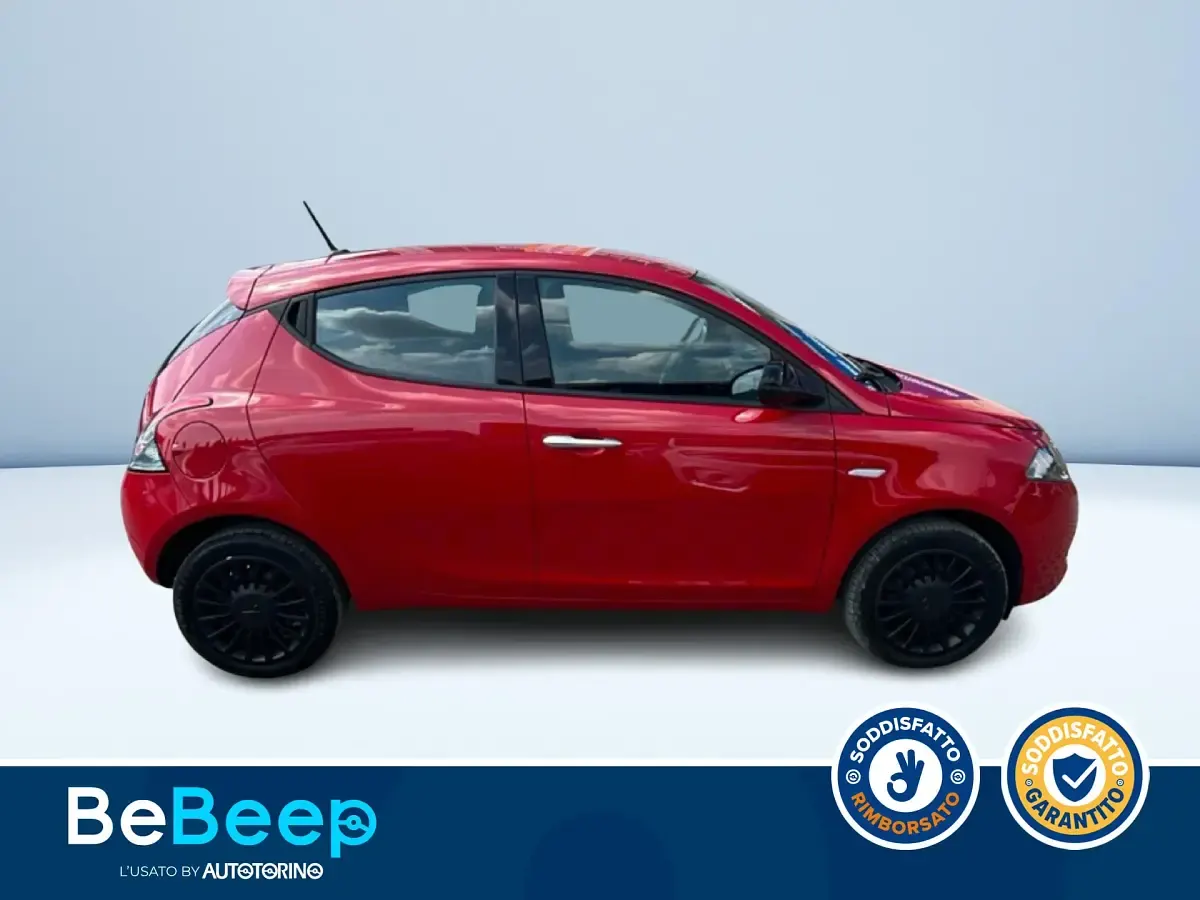 Usata Lancia Ypsilon Silver 70 CV (51 kW) 2022 Rosso metallizzato Utilitaria