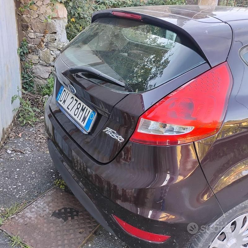 Usata Ford Fiesta 96 CV (70 kW) 2010 Rosso Utilitaria