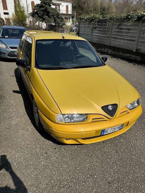 Usata Alfa Romeo 145 105 CV (77 kW) 2000 Utilitaria