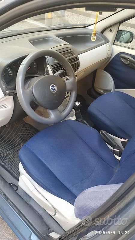 Usata Fiat Punto 80 CV (58 kW) 2003 Blu Utilitaria