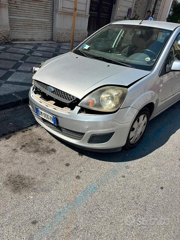 Usata 2008 Ford Fiesta Tre volumi | 900 € (Super prezzo) - Immagine 1/4