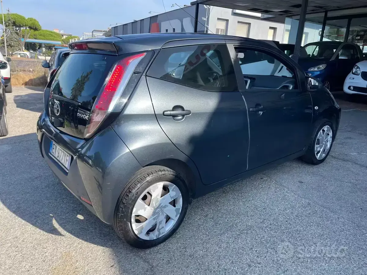 Usata Toyota Aygo X-play 69 CV (50 kW) 2015 Grigio Utilitaria
