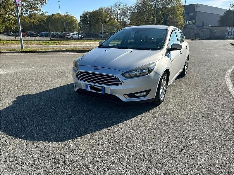 Käytetty Ford Focus 120 HP (88 kW) 2016 Harmaa Sedan