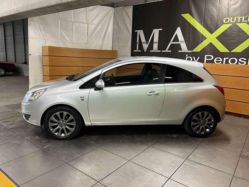 Usata Opel Corsa Edition 86 CV (63 kW) 2011 Argento Utilitaria