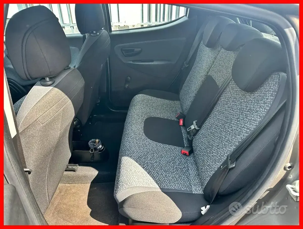 Usata Lancia Ypsilon Gold 69 CV (50 kW) 2018 Grigio Utilitaria
